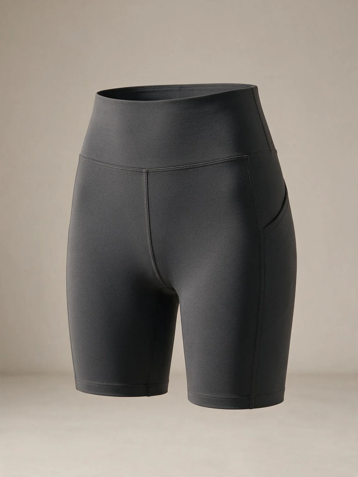 Concept généré par IA d’un short cycliste anthracite à taille haute et jambes ajustées