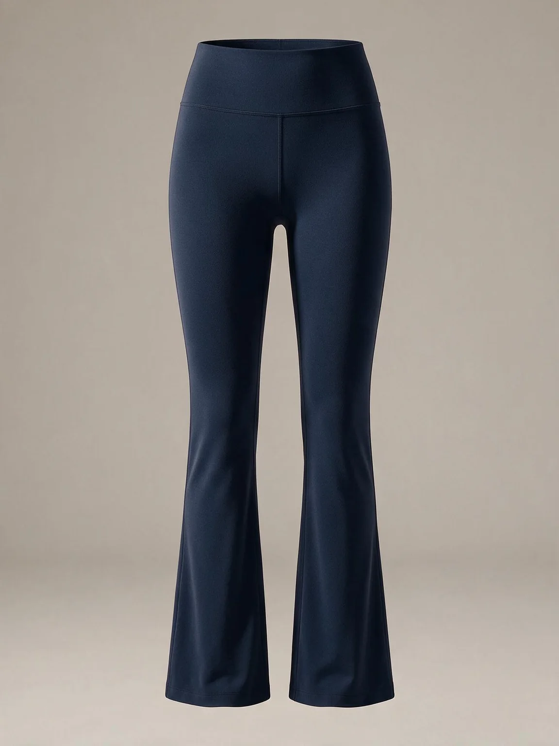 Vue de face générée par IA d’un pantalon de yoga bleu marine à taille haute et bas légèrement évasés