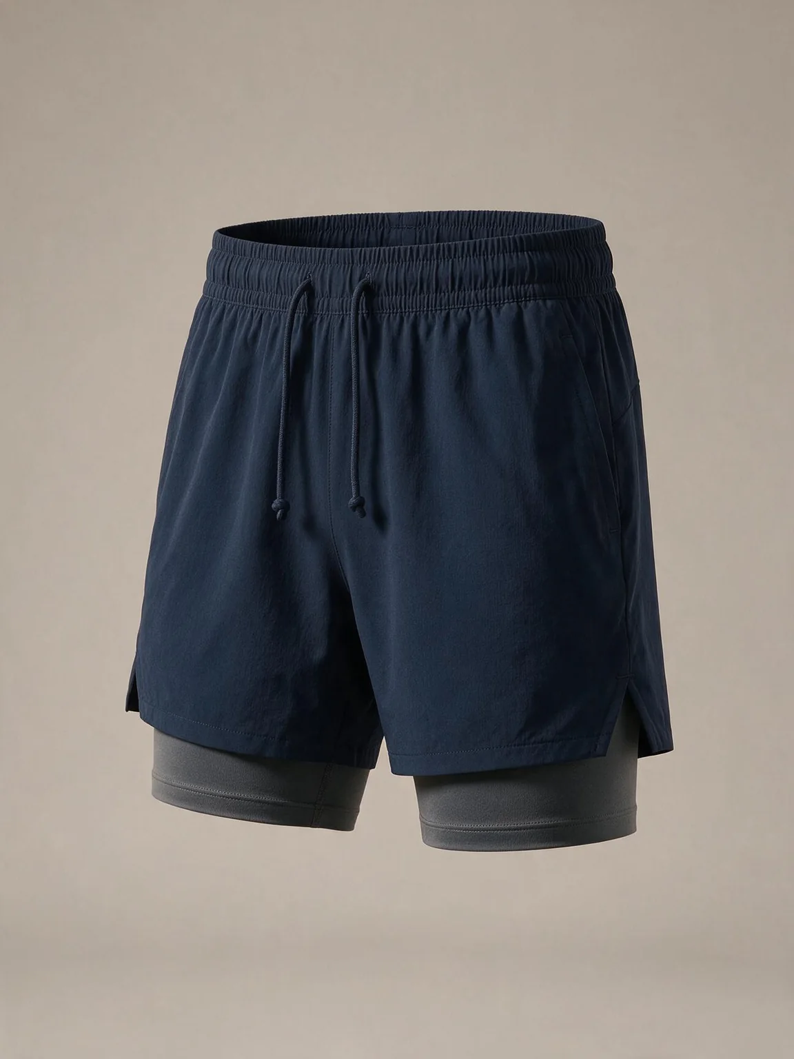 Concept généré par IA d’un short de running bleu marine avec cuissard intégré anthracite plus long